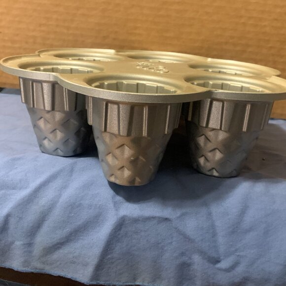 Nordic Ware Ice Cream Cone Cupcake Pan 4.5 Cup Nonstick 6 Cups Never Used - Picture 8 of 8
